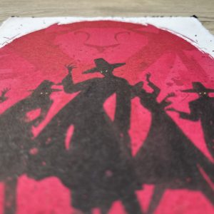 Lámina Artística: Las Sombras del Escenario Místico - Ilustración Fanart en Papel Artesanal: imagen 3
