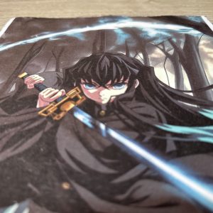 Lámina Artística: El Despertar de la Niebla y el Filo Silencioso - Ilustración Fanart en Papel Artesanal: imagen 3