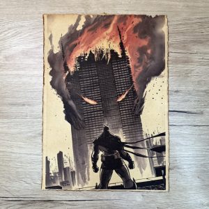 Lámina Artística: El Guardián Impasible de la Urbe en Llamas - Ilustración Fanart en Papel Artesanal