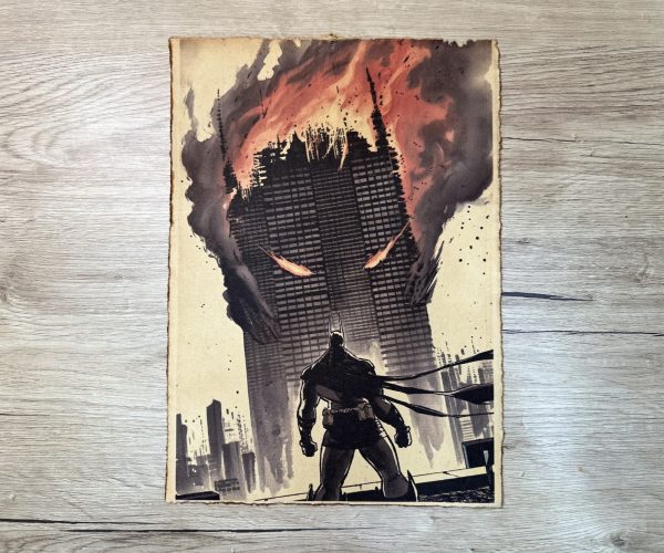 Lámina Artística: El Guardián Impasible de la Urbe en Llamas - Ilustración Fanart en Papel Artesanal