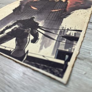 Lámina Artística: El Guardián Impasible de la Urbe en Llamas - Ilustración Fanart en Papel Artesanal: imagen 2
