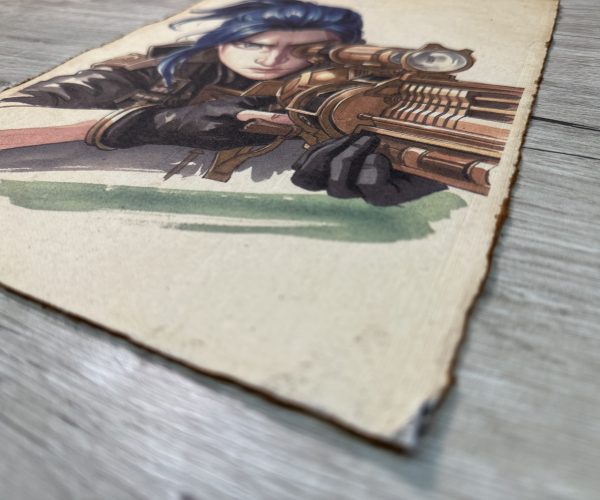 Lámina Artística: El Enfoque de la Vigilante y la Lente de Precisión - Ilustración Fanart en Papel Artesanal