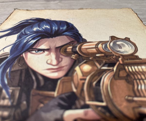 Lámina Artística: El Enfoque de la Vigilante y la Lente de Precisión - Ilustración Fanart en Papel Artesanal